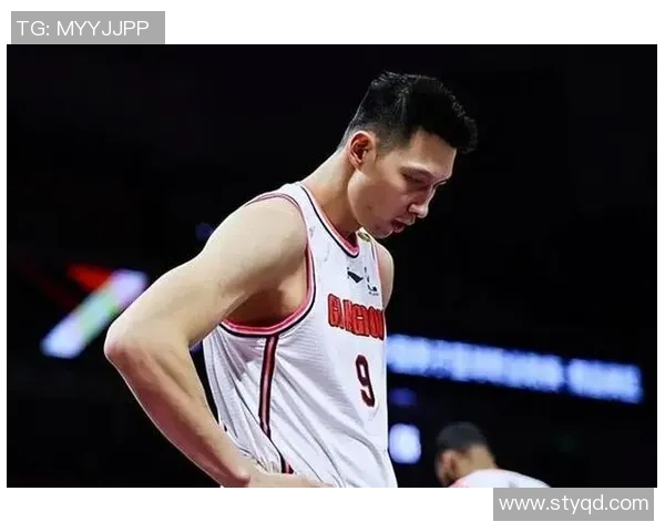 易建联重返赛场展现传奇风采引发球迷热议与期待